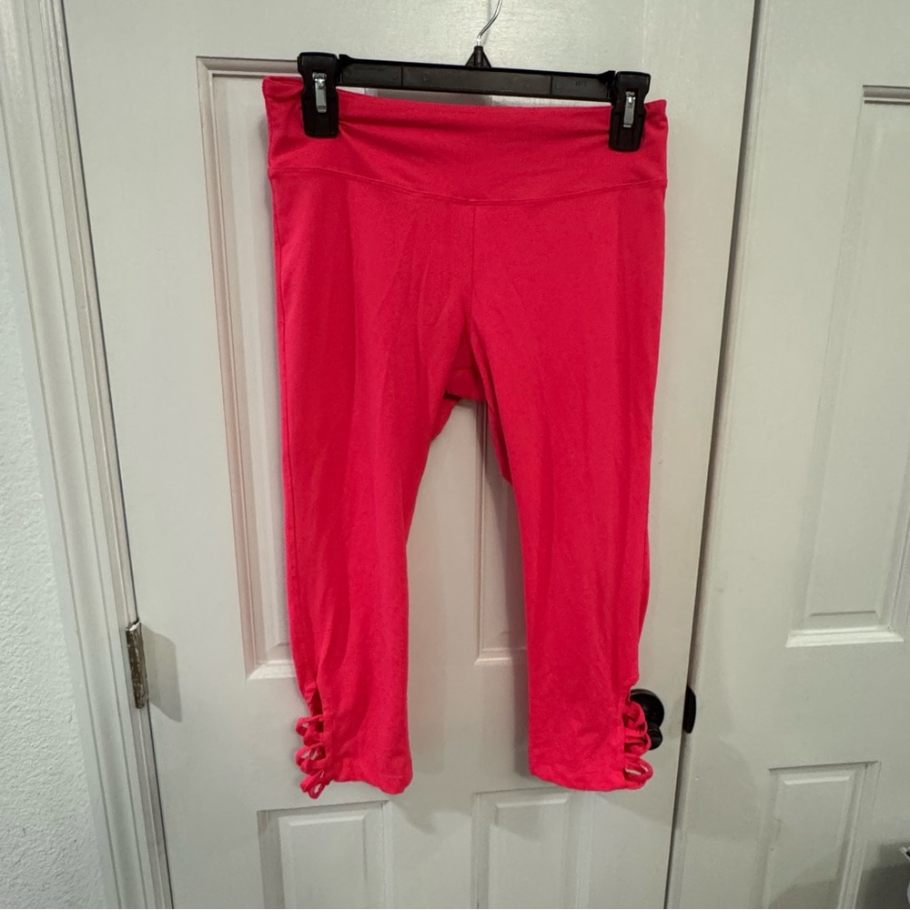 💖 Pink Capri‎ Leggings w/ Lattice Cutout - Size M 💖